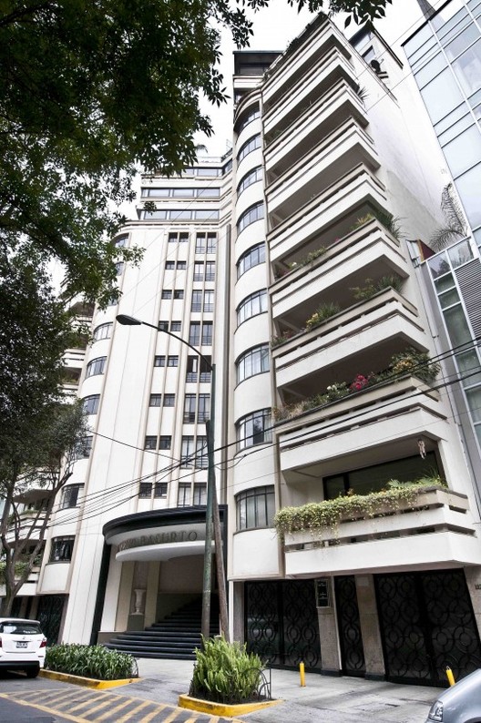 asf87's tweet photo. El día de hoy se conmemora el natalicio del Arq. Francisco J. Serrano quien fuera también ingeniero civil. Famoso por notables edificios emblema de la Ciudad de México como el Edificio Basurto ubicado en la Col. Condesa.
.
#efemérides #arquitectura #CDMX #edificiobasurto https://t.co/pnMPZHFLAy