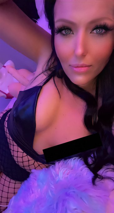 AddyAustin😈 - So I’m an owner of a sex machine, and a shemale sex doll with a big cock. Wanna see? 😋 https://t.co/Un979cN6cY