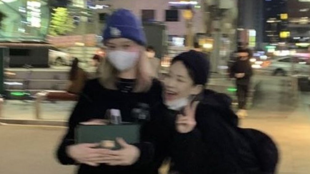 chaerina_aus's tweet photo. solo - winrina au 

donde winter va a una fiesta luego de terminar con su ahora ex novio, acá se encuentra con una chica, karina. 

¿podrán estas chicas hacerse amigas, o en un futuro, más que eso? https://t.co/vRGpyMEI6z
