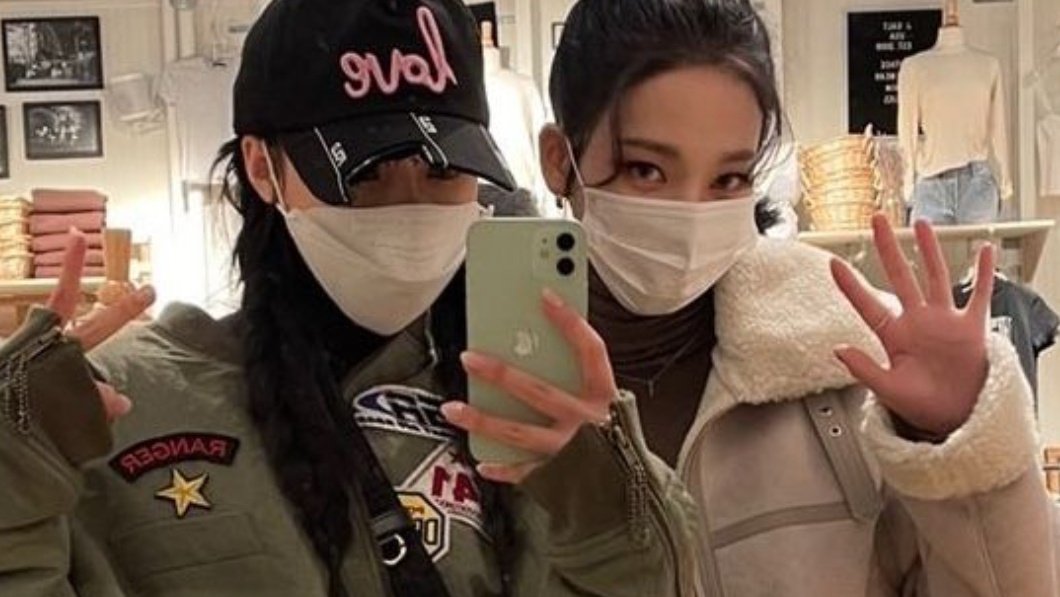 chaerina_aus's tweet photo. solo - winrina au 

donde winter va a una fiesta luego de terminar con su ahora ex novio, acá se encuentra con una chica, karina. 

¿podrán estas chicas hacerse amigas, o en un futuro, más que eso? https://t.co/vRGpyMEI6z
