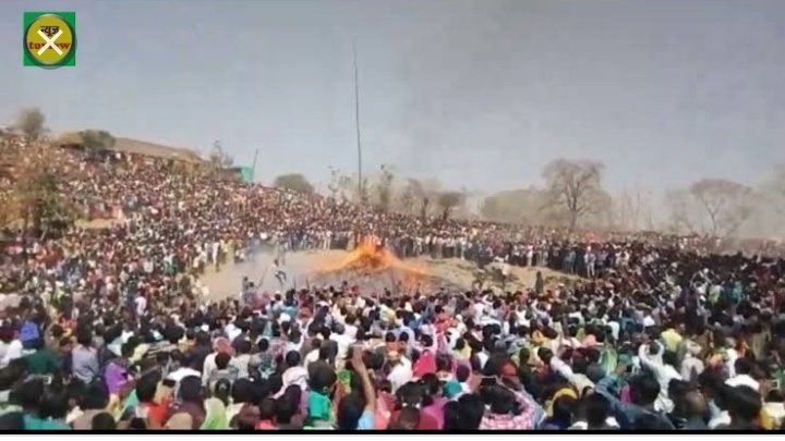 PREMUAHARI6's tweet photo. #उदयपुर जिले के #खेरवाडा तहसील गाव #बलीचा मे तकरीबन एक लाख से ज्यादा #आदिवासी लोग होली मनाते है,,सेकड़ो गावो के लोग आदिवासी संस्कर्ति वेशभूषा ढोल नगाडो तलवार के साथ हजारो पुलिस उनकी सुरक्षा मे तैनात रहती है,, आपके होली कैसे मनाते है साथियो बताये।।  #बलीचा_आदिवासियो_की_होली https://t.co/Jd79rGA07J