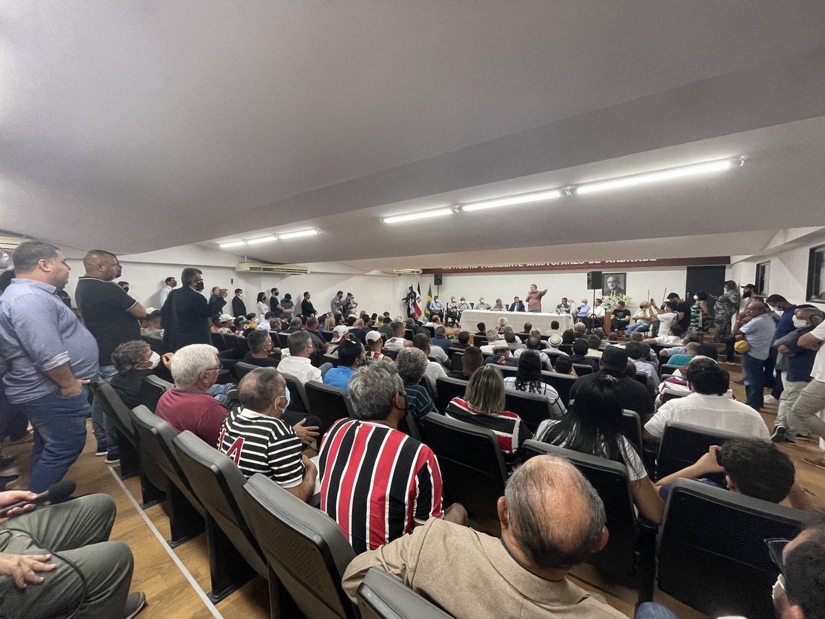 SantaCruzFC's tweet photo. Hoje aconteceu a cerimônia de aclamação do novo Presidente e vice do Santa Cruz. Antônio Luiz Neto e Jairo Rocha tomaram posse nesta segunda-feira, ao lado de outros grandes tricolores presentes do nosso anfiteatro. 

📸 - Henrique Barros / Assessoria https://t.co/kFMakfuRne