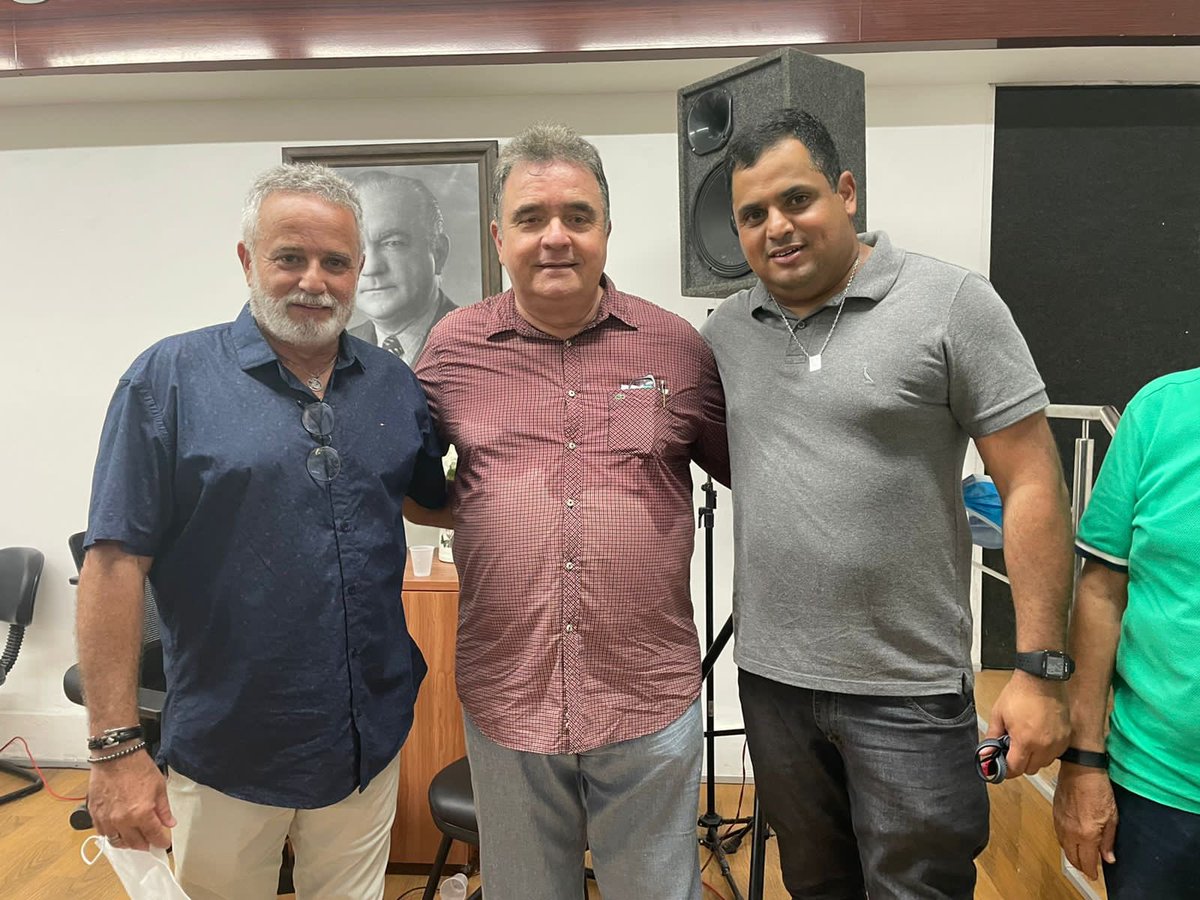 SantaCruzFC's tweet photo. Hoje aconteceu a cerimônia de aclamação do novo Presidente e vice do Santa Cruz. Antônio Luiz Neto e Jairo Rocha tomaram posse nesta segunda-feira, ao lado de outros grandes tricolores presentes do nosso anfiteatro. 

📸 - Henrique Barros / Assessoria https://t.co/kFMakfuRne