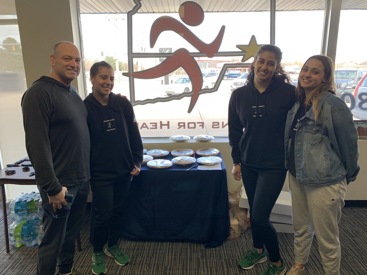 SCCCLiberalKS's tweet photo. Thanks so much to the @SewardSaintsVB for helping with the Pi Run! A great job! #scccsaints #goodtobegreen #communith https://t.co/XA2OmYawtr
