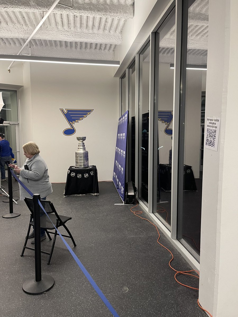 The current line to get a picture! #BluesCupTracker 2022 😂