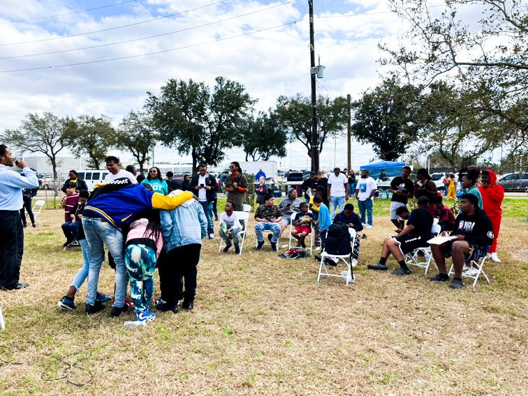 eyesonmeinc's tweet photo. Tge Block Party @ForumPark was awesome! The turnout of volunteers from
 Sugar Creek, Kingdom United and Forever
 Protecting the Community! We served
 over 40 youth and 25 adults from around
 the community! https://t.co/QZ9dJbd7SM