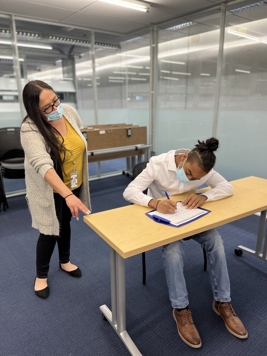 PhxLibrary's tweet photo. USPS is hiring! π¬ Join us for a Job Fair 10:30 am - 12:30 pm THURS, 3/17 @ #BurtonBarrCentralLibrary. USPS will be onsite on the 2nd floor #PHXWorks Room to provide application assistance. Come & find a new career! Ages 18 & up. Learn more: https://t.co/99Y0AcOnjH #USPS #Jobs https://t.co/gCue4T6NTA