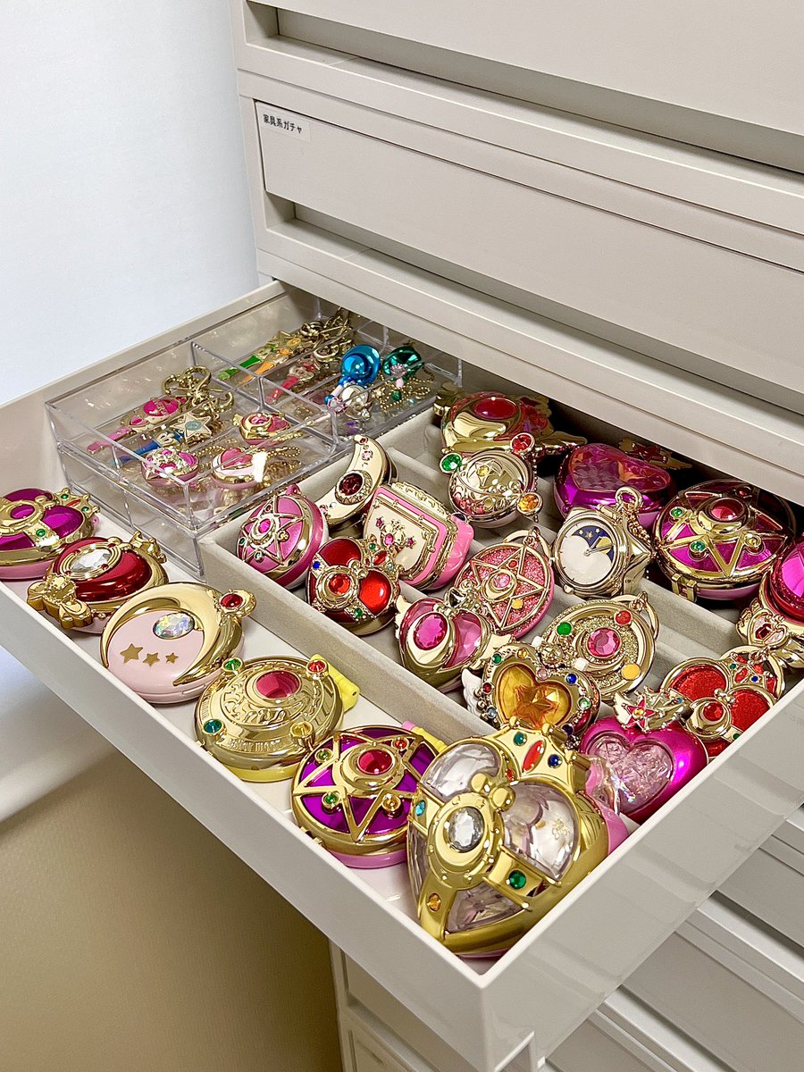 引き出しを開けると セーラームーン グッズでキラキラ 宝箱 少女の一生の夢が詰まってる テンション上がるしかない光景をどうぞ Togetter