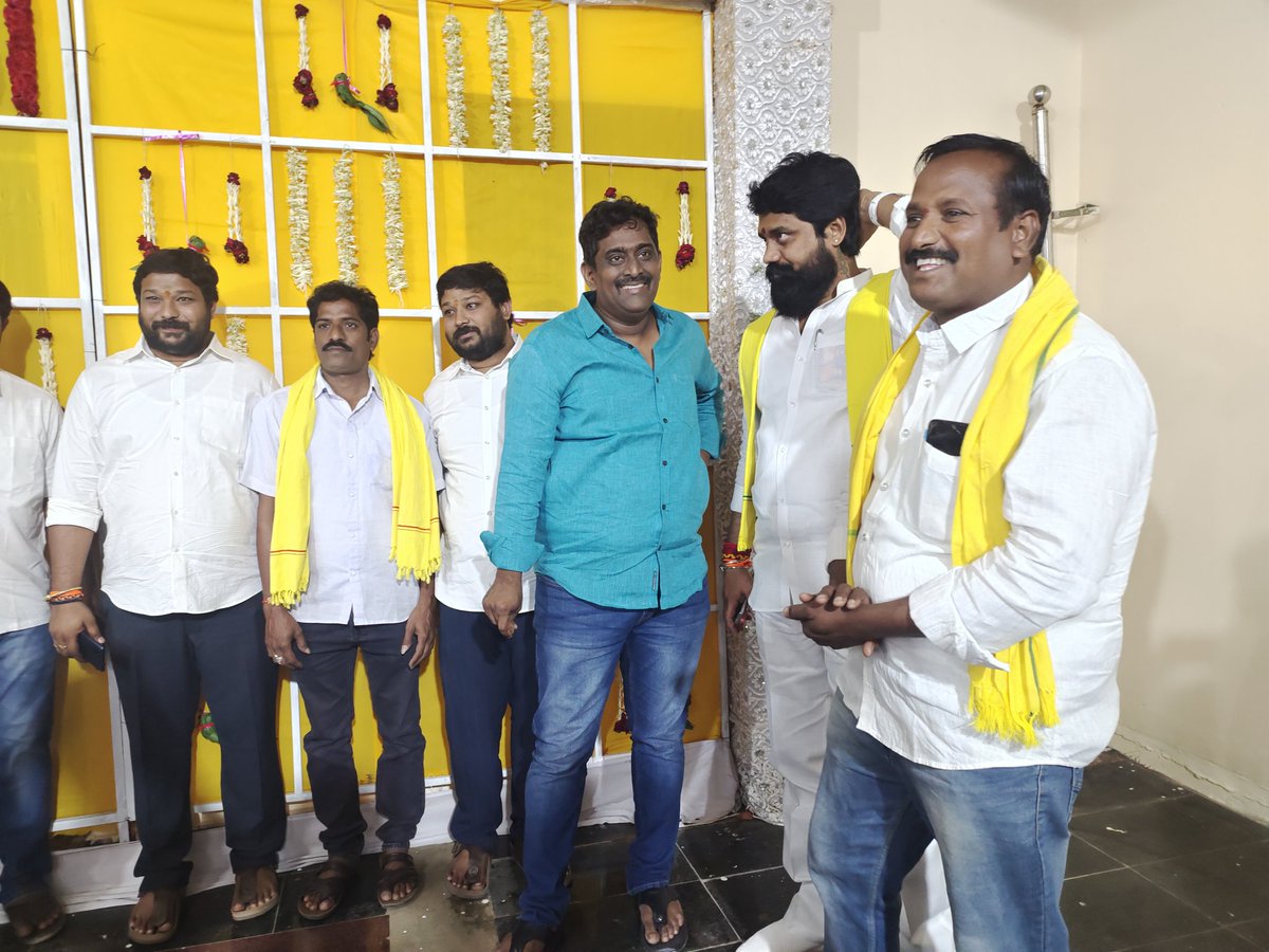 PChalam's tweet photo. జంగారెడ్డిగూడెం లో నాటు సారా తాగి చనిపోయిన కుటుంబాల కు భరోసా ఇస్తూ అండగా నిలబడ్డాడు మాజీ ముఖ్యమంత్రి వర్యులు శ్రీ నీ నారా చంద్రబాబునాయుడు గారు... https://t.co/ja2aDk9Pb4