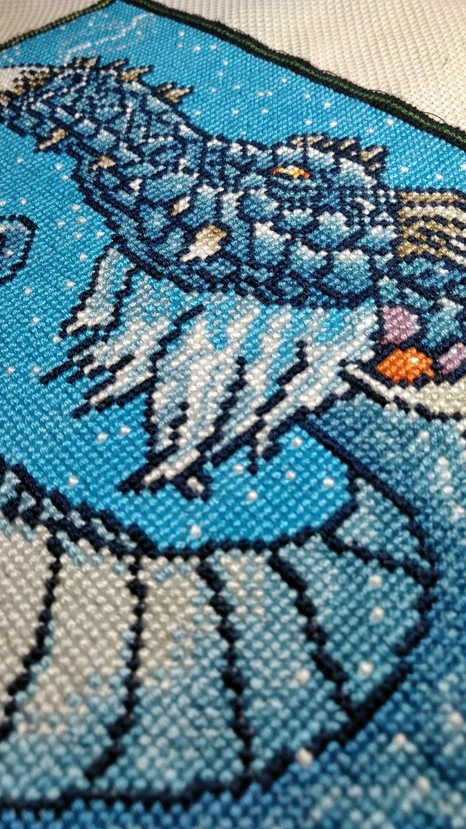 miisan_rayu's tweet image. クロスステッチ作品、《甲鱗のワーム》完成しました！！！
お手元の甲鱗様のカードや、ラー油瓶でサイズ感が伝わると嬉しいです。

色のグラデーションに苦戦しましたが、なんとか出来ましたー。
お腹の色が個人的最高グラデーション🤤

#ししゅちゅー