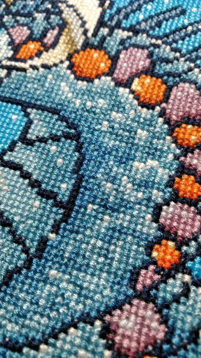 miisan_rayu's tweet image. クロスステッチ作品、《甲鱗のワーム》完成しました！！！
お手元の甲鱗様のカードや、ラー油瓶でサイズ感が伝わると嬉しいです。

色のグラデーションに苦戦しましたが、なんとか出来ましたー。
お腹の色が個人的最高グラデーション🤤

#ししゅちゅー