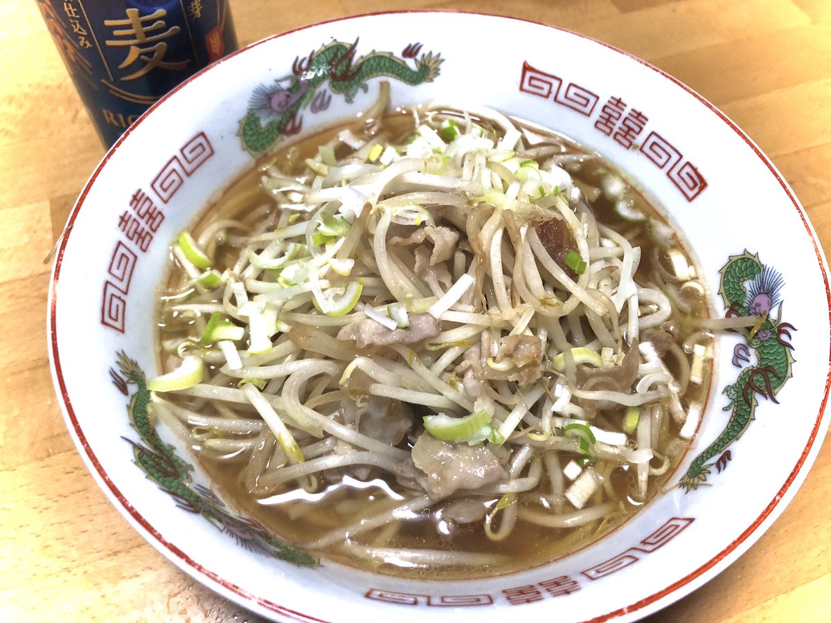 kaizer_soz_'s tweet photo. もやしが余ってしまったので、肉もやし炒めを朝ラーメンに投入します！
（笑）
#朝ラーメン　#おうちごはん　#ビール https://t.co/2QWF6GqOu8