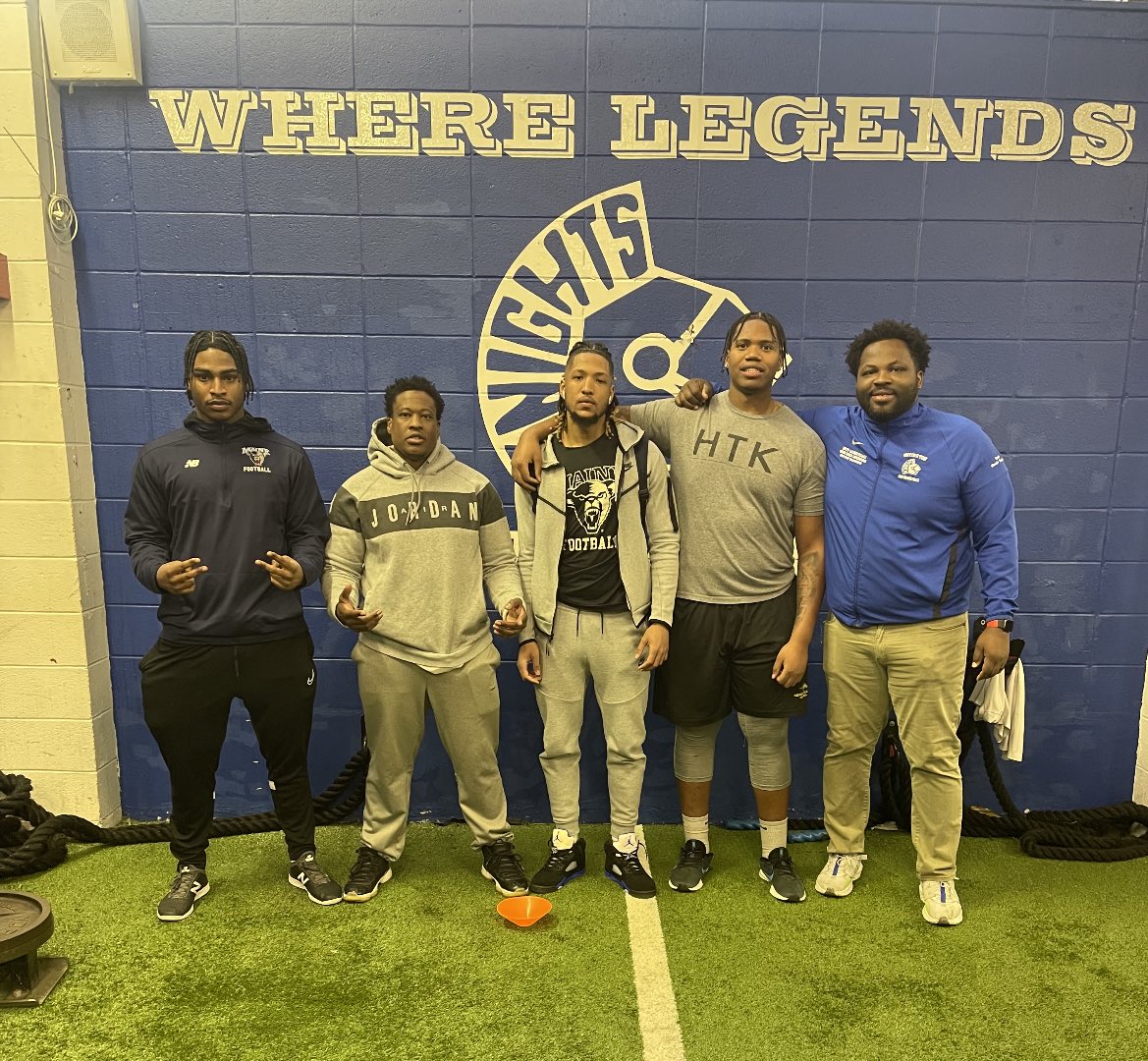 RIbk26's tweet photo. Home team 🔵⚪️ #irvingtontuff https://t.co/THRfZC93vh