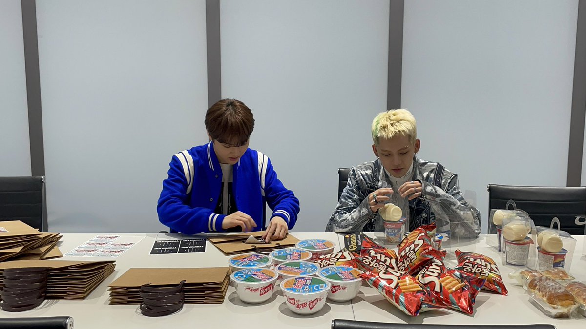 starfess's tweet photo. -guys
jadi waktu fs offline kemarin treasure ngasih fans bingkisan yg isinya 12 snack kesukaan tiap member. jihoon cerita kalo itu dibeli pake uang mreka sendiri. terus ternyata pagi ini juga baru tau kalo mereka yg packing sendiri. walaupun keliatan sederhana tp ga  (cont..) https://t.co/Dm6lfvDYHS