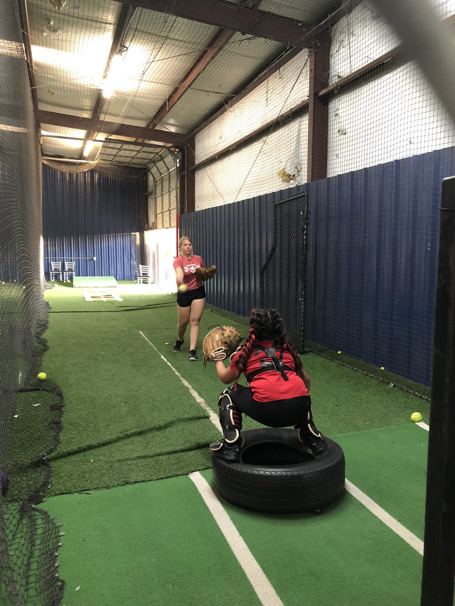 LanaLynn28's tweet photo. Had a blast doing my first catching lesson tonight to this little baller β₯οΈ
#GirlsCanDoAnything
#CoachLana
#GiveBack
#TSF #BBOS #PHSsoftball https://t.co/J0QhTjecFu