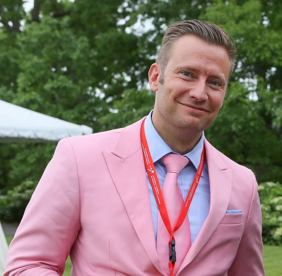propergandiste's tweet photo. @BloombergUK I am not letting go of the suit | #YZF #PinkPanther #Forevs https://t.co/JLcl5043Pt