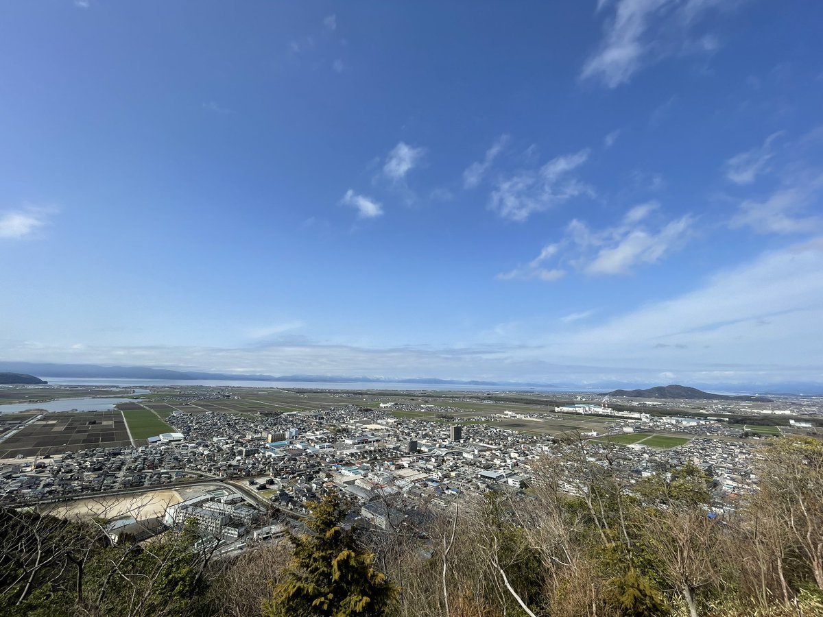 satoumi_project's tweet photo. 猪小山より、伊庭内湖、琵琶湖をのぞむ👀琵琶湖の先には、湖西の雪山🏔
#猪小山　#北向十一面岩屋観音　#伊庭内湖　#琵琶湖 https://t.co/uQQgZBbXdx