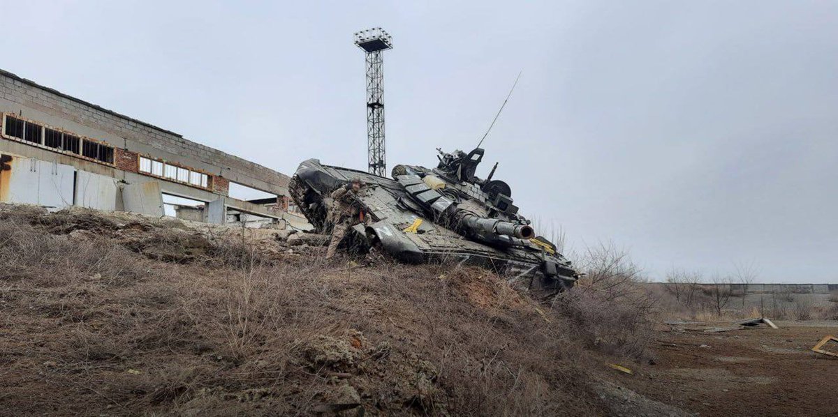RALee85's tweet photo. Two more Russian T-72B3 tanks, including one with a roof screen whose turret was blown off the hull. 2/ https://t.co/Yin1dwdi31