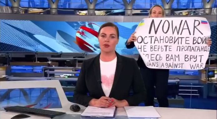 holodmedia's tweet photo. Евгений Ройзман внезапно выступил против токсичной маскулинности:

«Не говорите о девушке: „У неё есть яйца“. Не подходит. Скажите просто, что у неё есть совесть, что у неё есть сердце». https://t.co/uhSSOL2aRd