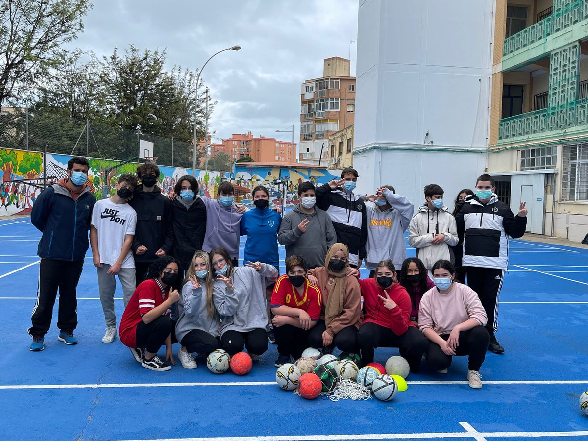 mujer_cadiz's tweet photo. La #Crack del Fútbol Sala y jugadora del @CadizCFVirgili, Paola Corona, ha estado en el IES San Severiano impartiendo un taller ⚽️💜

Han conocido un referente femenino del fútbol y se ha sensibilizado sobre el papel de las mujeres en el deporte 🔝🔝🔝

#8M #CádizFeminista https://t.co/JK1ZACrBwV