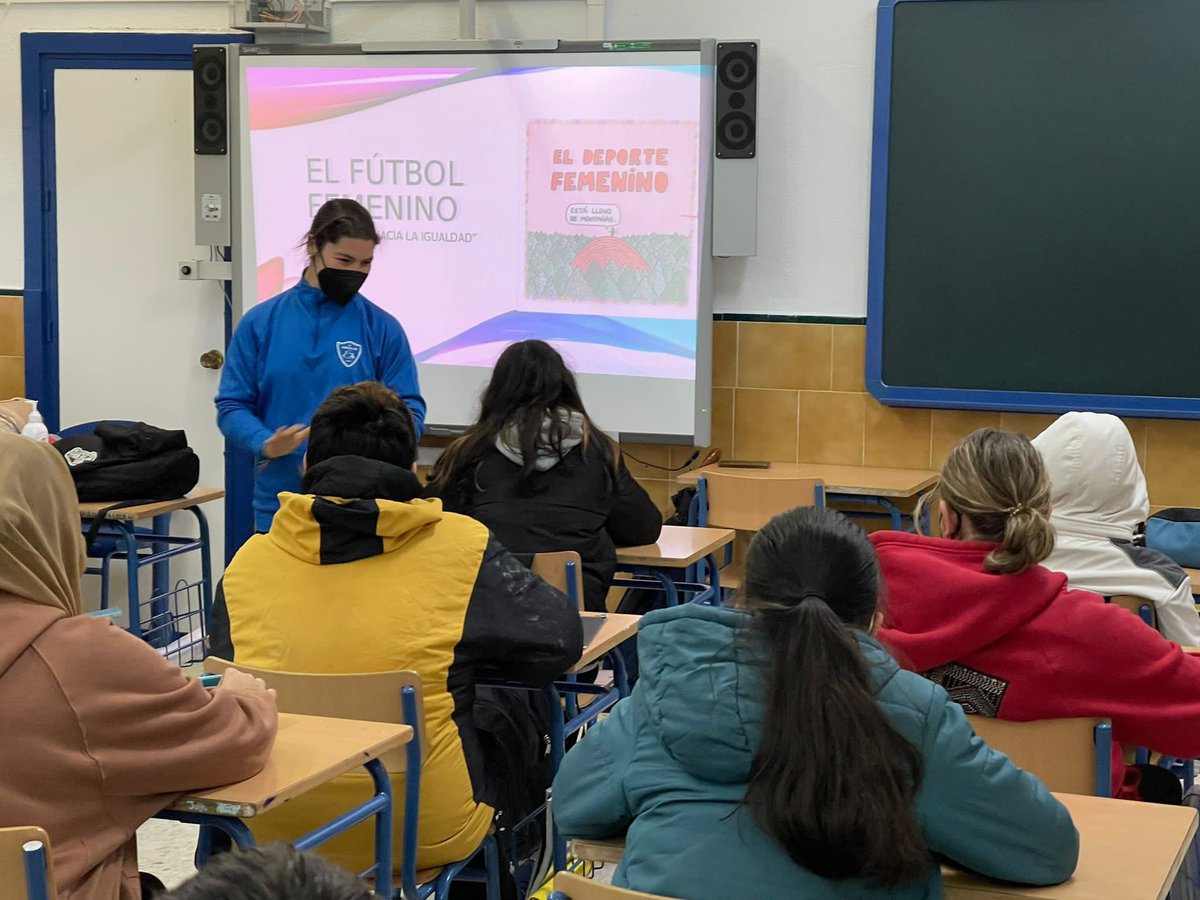 mujer_cadiz's tweet photo. La #Crack del Fútbol Sala y jugadora del @CadizCFVirgili, Paola Corona, ha estado en el IES San Severiano impartiendo un taller ⚽️💜

Han conocido un referente femenino del fútbol y se ha sensibilizado sobre el papel de las mujeres en el deporte 🔝🔝🔝

#8M #CádizFeminista https://t.co/JK1ZACrBwV