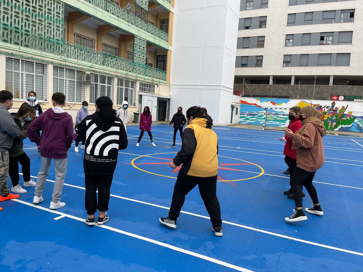 mujer_cadiz's tweet photo. La #Crack del Fútbol Sala y jugadora del @CadizCFVirgili, Paola Corona, ha estado en el IES San Severiano impartiendo un taller ⚽️💜

Han conocido un referente femenino del fútbol y se ha sensibilizado sobre el papel de las mujeres en el deporte 🔝🔝🔝

#8M #CádizFeminista https://t.co/JK1ZACrBwV
