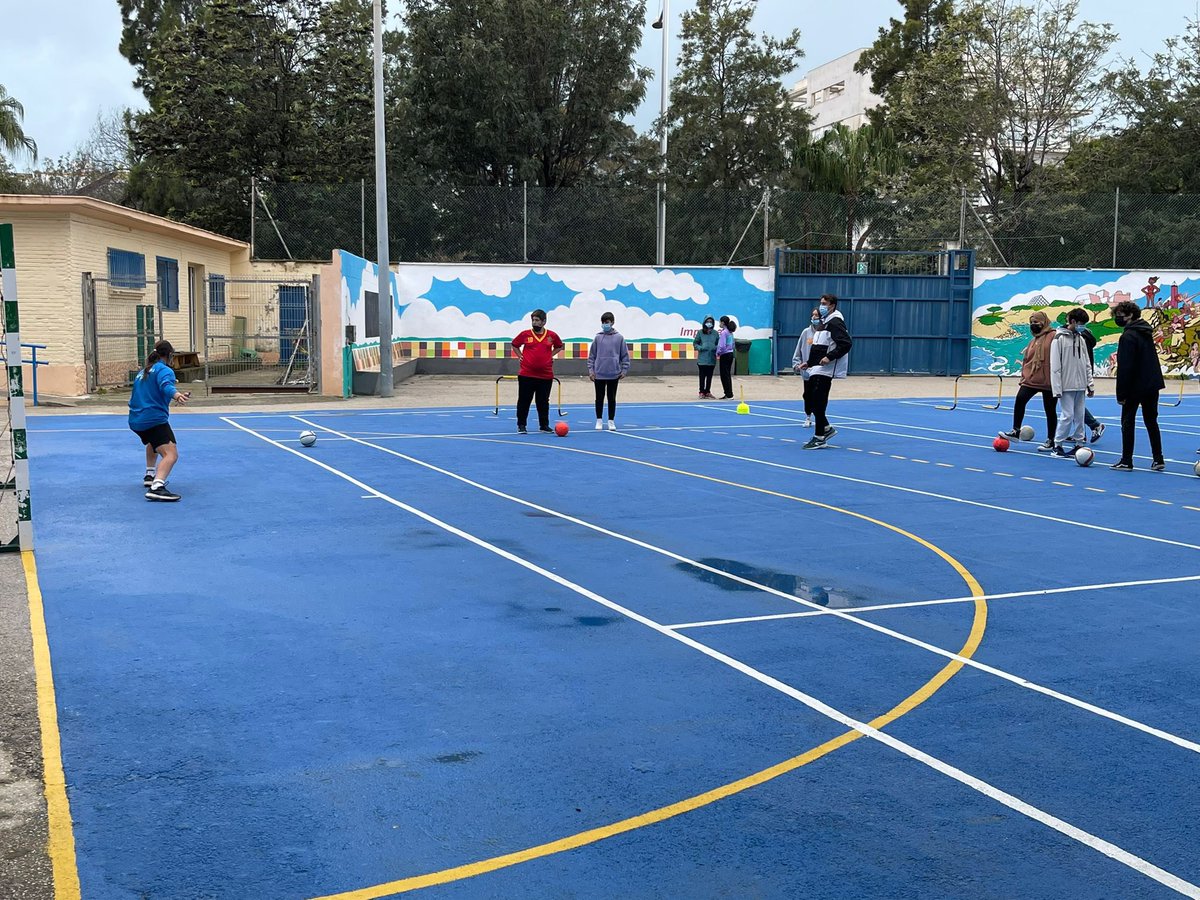 mujer_cadiz's tweet photo. La #Crack del Fútbol Sala y jugadora del @CadizCFVirgili, Paola Corona, ha estado en el IES San Severiano impartiendo un taller ⚽️💜

Han conocido un referente femenino del fútbol y se ha sensibilizado sobre el papel de las mujeres en el deporte 🔝🔝🔝

#8M #CádizFeminista https://t.co/JK1ZACrBwV