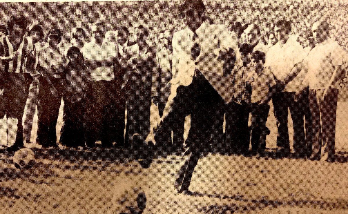 elcompitv's tweet photo. Momento histórico…

13 Julio 1974
Estadio Universitario
@Tigres vs @Rayados 

Antes del arranque del primer Clásico Regio en Primera División…

El Rector de UANL Luis Eugenio Todd dio la clásica patada inaugural

El duelo norteño finalizaría con un espectacular empate 3-3! https://t.co/fBr7VfAvzX