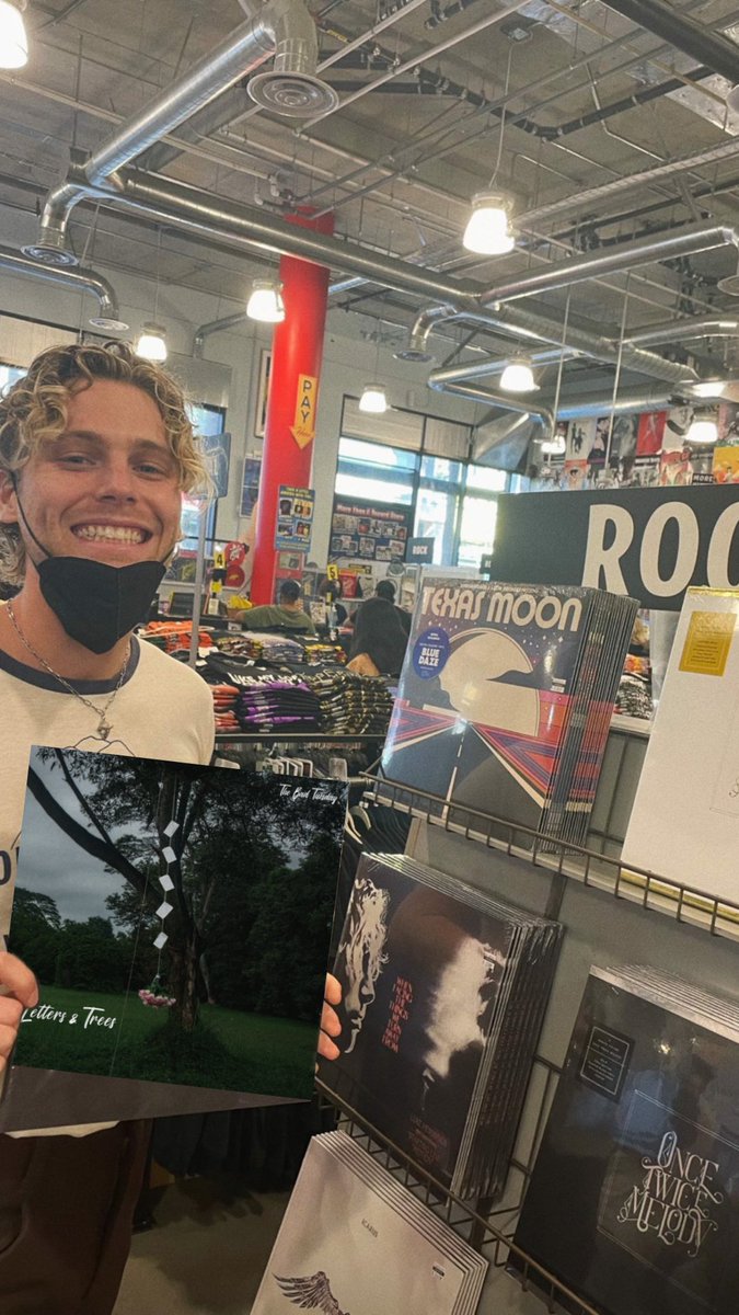 we love you <a href="/Luke5SOS/">Luke Hemmings</a> 😎😎😎