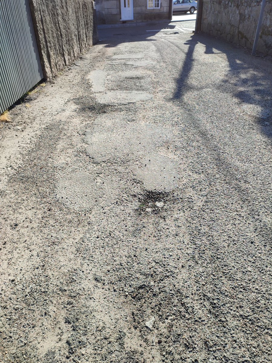 Mi_Yo_3's tweet photo. ¿Por qué no funciona correctamente la app del @Concellotui? No se puede indicar incidencias. Hay una carretera que es vergonzoso el estado en el que se encuentra. Las mamás con sillitas de bebés, sras con carritos, tienen que ir por el medio y medio.

@kikecabaleiro @ramon_magan https://t.co/i2pzEKsEMd
