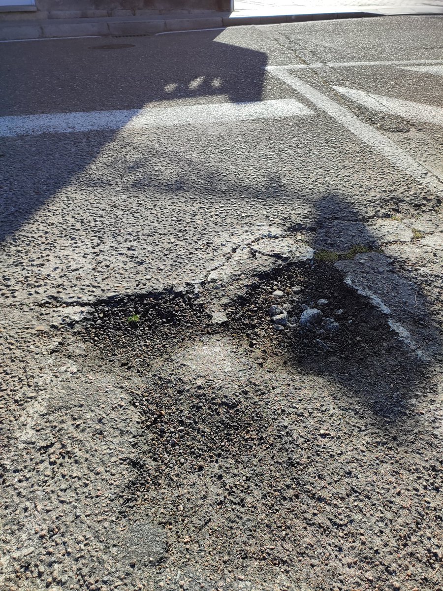Mi_Yo_3's tweet photo. ¿Por qué no funciona correctamente la app del @Concellotui? No se puede indicar incidencias. Hay una carretera que es vergonzoso el estado en el que se encuentra. Las mamás con sillitas de bebés, sras con carritos, tienen que ir por el medio y medio.

@kikecabaleiro @ramon_magan https://t.co/i2pzEKsEMd