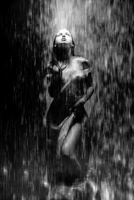 Je suis partie danser nue sous la pluie dans l obscurité. 
Mouillée par des gouttes d' o de nuit en toute simplicité 
M'allonger à terre sans bruit avec ma douce fébrilité..
Demander aux étoiles qu elles m illuminent pour savoir où je suis : à mon origine ou à ma finalité ??