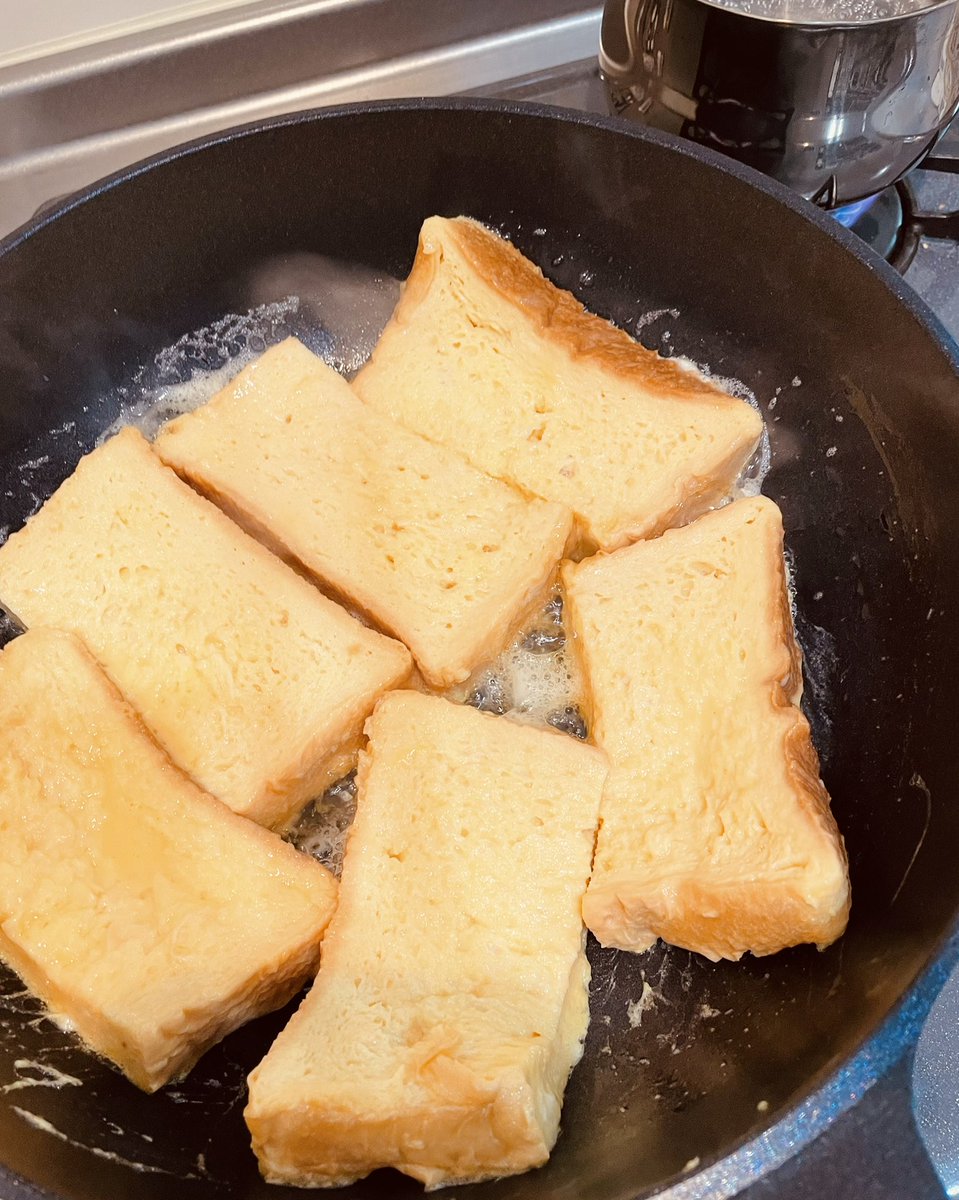 今朝はひさしぶりに
豆乳フレンチトーストをバターたっぷりで焼きました🍳🍓🍌
朝は時間がないので、卵液に浸けたパンをぷすぷす箸で穴を開けて
レンジで30秒、裏返して30秒チンして時短で染み込ませる。
