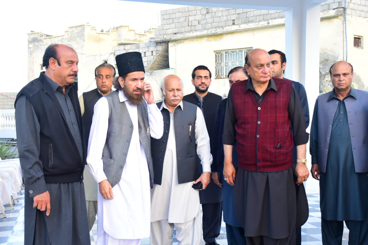 RajaBasharatLAW's tweet photo. حضرت پیر محمد نقیب الرحمن صاحب مدظلہ العالی (سجادہ نشین آستانہ عالیہ عیدگاہ شریف) کی صوبائی وزیر قانون کی رہائش گاہ آمد۔
محمد بشارت راجہ سے انکی ہمشیرہ کی وفات پر اظہار افسوس کیا اور مرحومہ کے درجات کی بلندی و مغفرت کے لیے فاتحہ خوانی کی۔
#Dhamial #EidgahSharif @ShaykhHassan12 https://t.co/bEKYgyd8hF