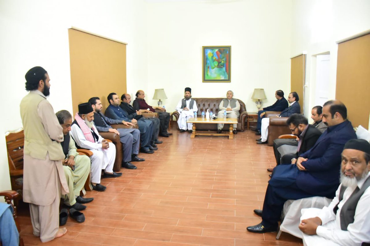 RajaBasharatLAW's tweet photo. حضرت پیر محمد نقیب الرحمن صاحب مدظلہ العالی (سجادہ نشین آستانہ عالیہ عیدگاہ شریف) کی صوبائی وزیر قانون کی رہائش گاہ آمد۔
محمد بشارت راجہ سے انکی ہمشیرہ کی وفات پر اظہار افسوس کیا اور مرحومہ کے درجات کی بلندی و مغفرت کے لیے فاتحہ خوانی کی۔
#Dhamial #EidgahSharif @ShaykhHassan12 https://t.co/bEKYgyd8hF