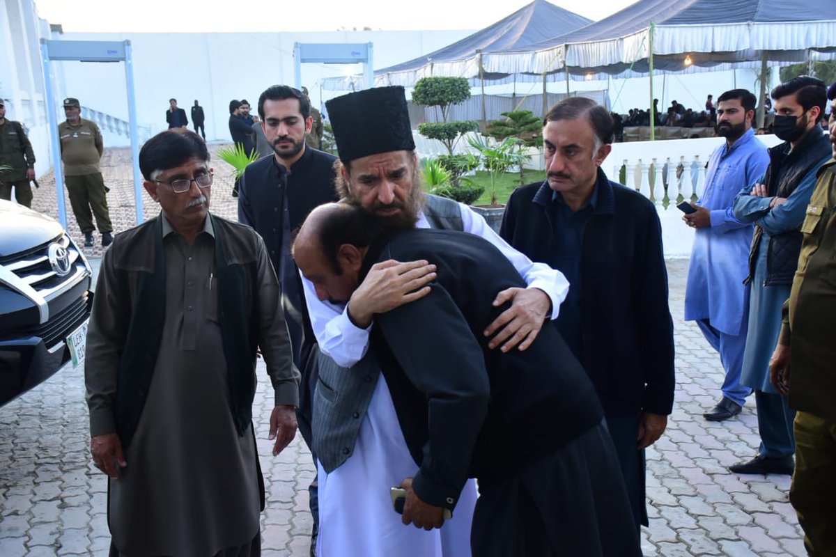 RajaBasharatLAW's tweet photo. حضرت پیر محمد نقیب الرحمن صاحب مدظلہ العالی (سجادہ نشین آستانہ عالیہ عیدگاہ شریف) کی صوبائی وزیر قانون کی رہائش گاہ آمد۔
محمد بشارت راجہ سے انکی ہمشیرہ کی وفات پر اظہار افسوس کیا اور مرحومہ کے درجات کی بلندی و مغفرت کے لیے فاتحہ خوانی کی۔
#Dhamial #EidgahSharif @ShaykhHassan12 https://t.co/bEKYgyd8hF