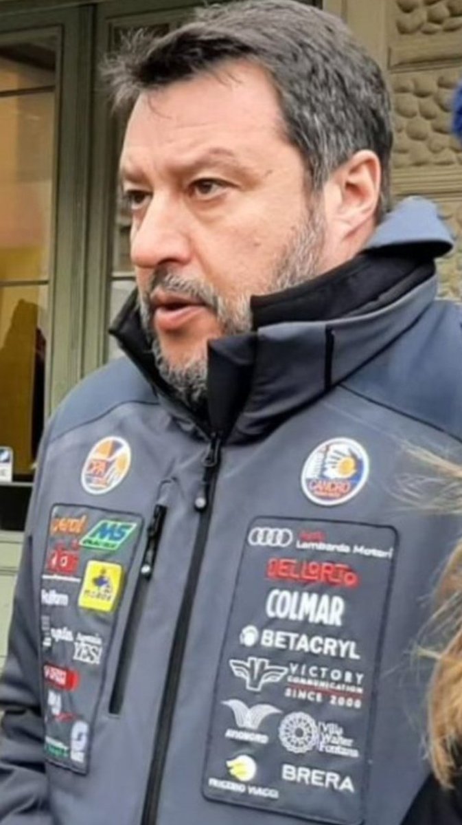 Condannato il tesoriere e deputato leghista per fondi illeciti.
#Salvini, al posto degli sponsor, la prossima volta che vai in giro per il mondo a fare figure di merda, mettici i nomi dei condannati della #Lega sulla tua giacca...
Fatti della pubblicità seria!
#legaladrona