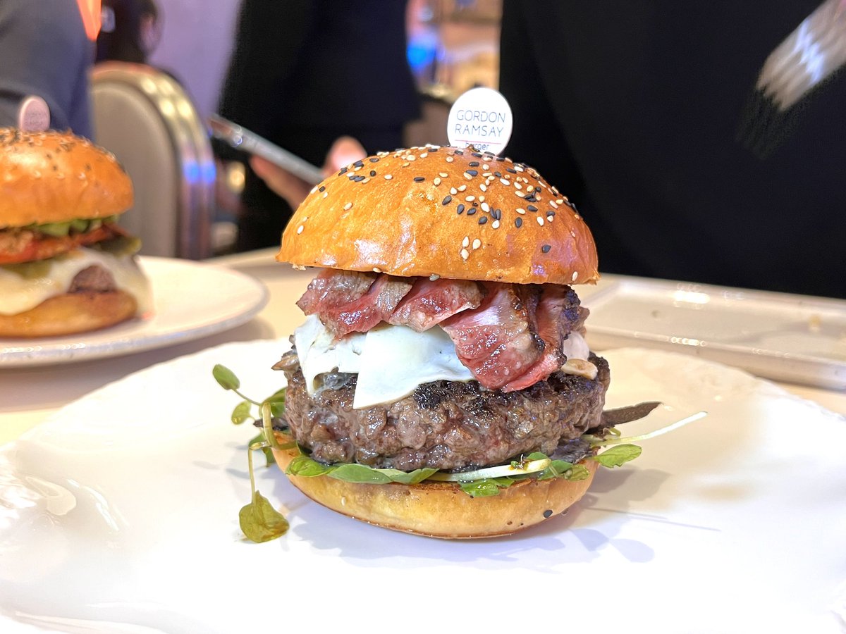 hee_youn22's tweet photo. 韓国で一番高いハンバーガー🍔を食べてみました！
一番目が1万4,000円で2番目が3,000円です🥲高過ぎてびびったんですが経験といてはいいと思います😋
味はもうハンバーガーて言えなくて料理て言うしか無いレベルでした
#ハンバーガー #料理好きな人と繋がりたい #ロッテタワー #韓国 #ゴードンラムゼイ https://t.co/n7zwCZTx4g