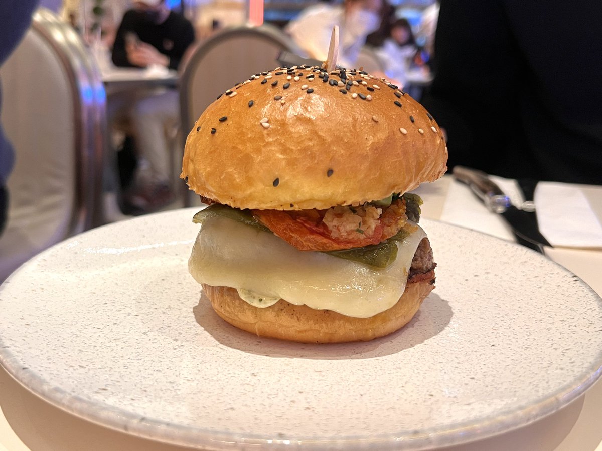 hee_youn22's tweet photo. 韓国で一番高いハンバーガー🍔を食べてみました！
一番目が1万4,000円で2番目が3,000円です🥲高過ぎてびびったんですが経験といてはいいと思います😋
味はもうハンバーガーて言えなくて料理て言うしか無いレベルでした
#ハンバーガー #料理好きな人と繋がりたい #ロッテタワー #韓国 #ゴードンラムゼイ https://t.co/n7zwCZTx4g