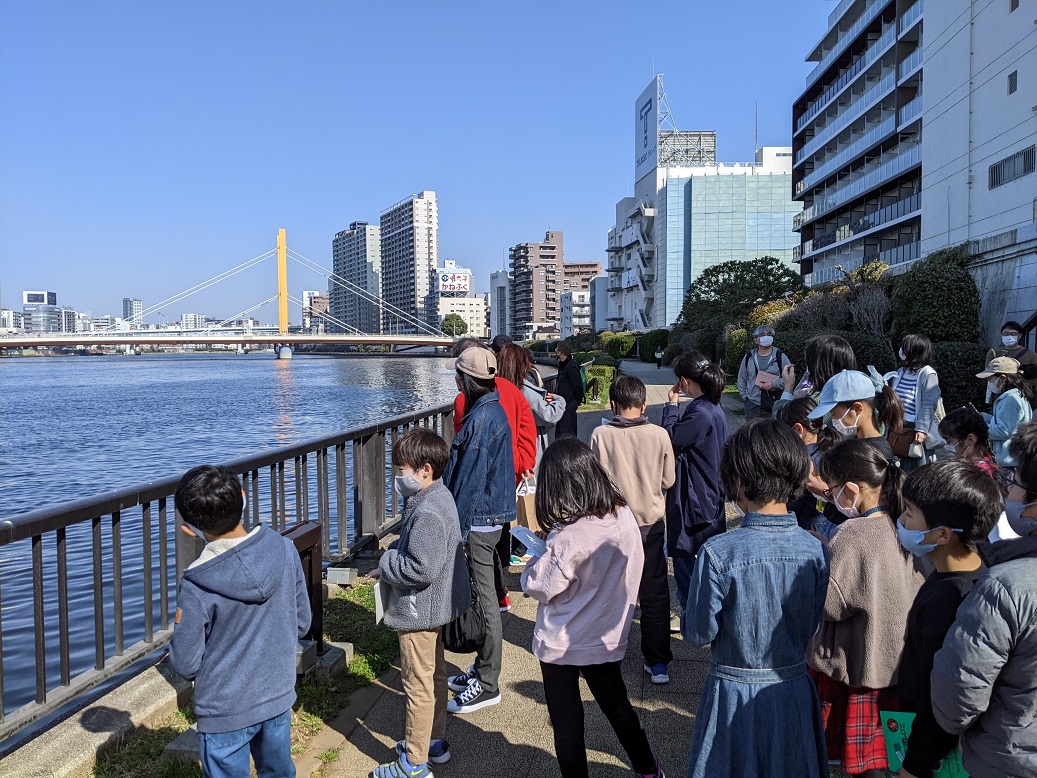 basho_museum's tweet photo. 3月12日(土)ジュニア俳句教室のようすです。
https://t.co/JVlfv7ebFt
俳句を楽しむ子どもたち、キラキラしています(^^)

#松尾芭蕉 #俳句 #句会 #隅田川 #吟行 #ジュニア #江東区 #深川 #森下 #清澄白河  #春 #matsuobasho #haiku #bashomuseum #芭蕉記念館 https://t.co/PEWoZ9h04w