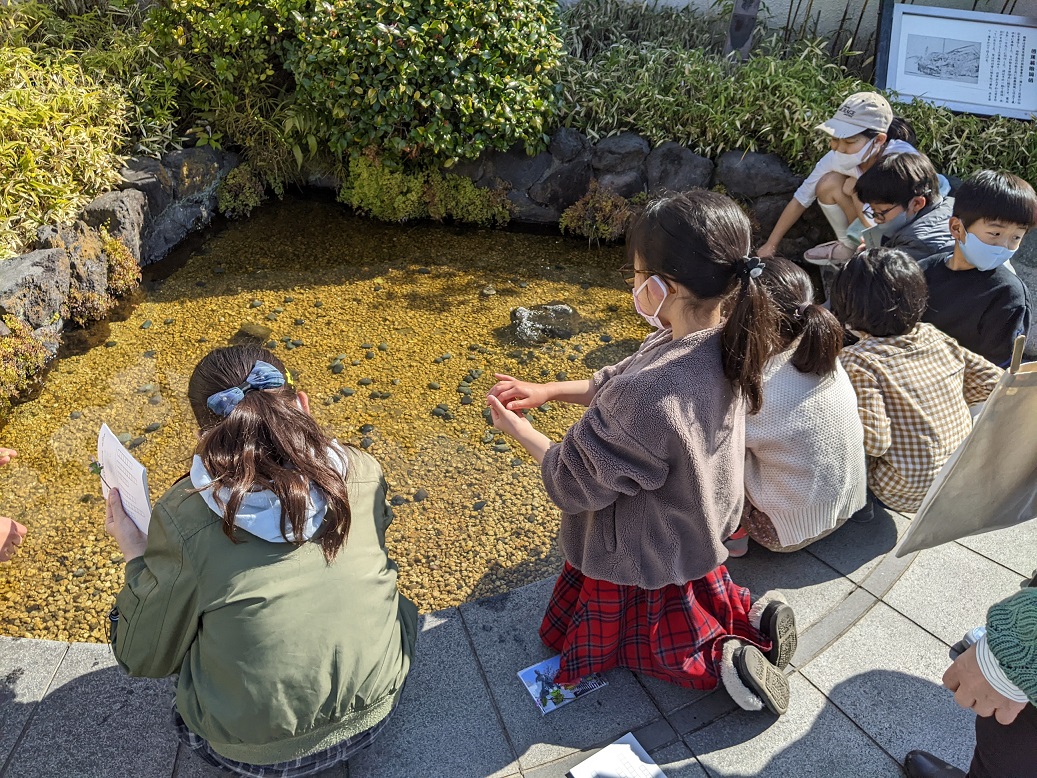 basho_museum's tweet photo. 3月12日(土)ジュニア俳句教室のようすです。
https://t.co/JVlfv7ebFt
俳句を楽しむ子どもたち、キラキラしています(^^)

#松尾芭蕉 #俳句 #句会 #隅田川 #吟行 #ジュニア #江東区 #深川 #森下 #清澄白河  #春 #matsuobasho #haiku #bashomuseum #芭蕉記念館 https://t.co/PEWoZ9h04w