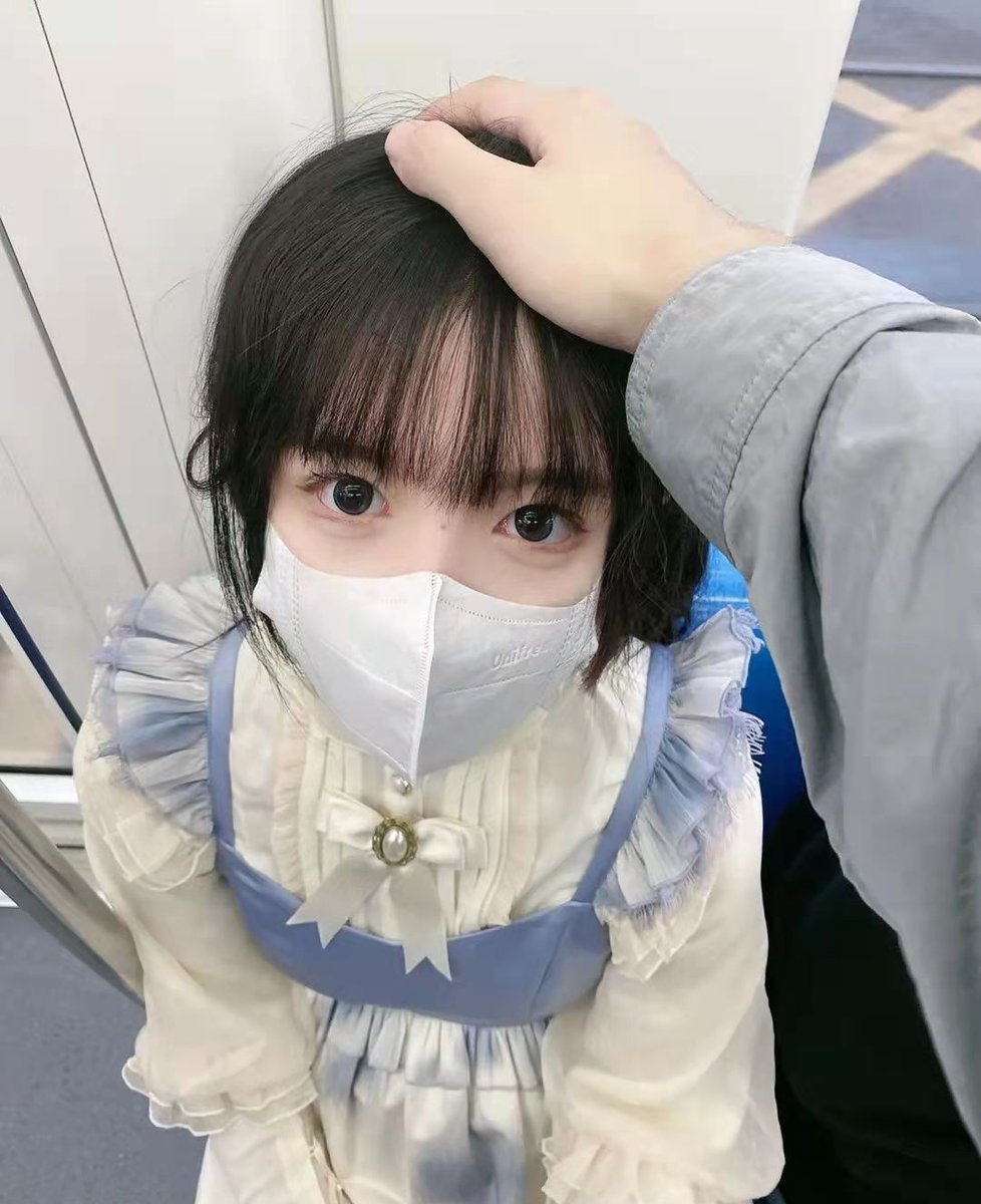 地铁里偶遇的姑娘，看着蛮乖的嘻嘻😁