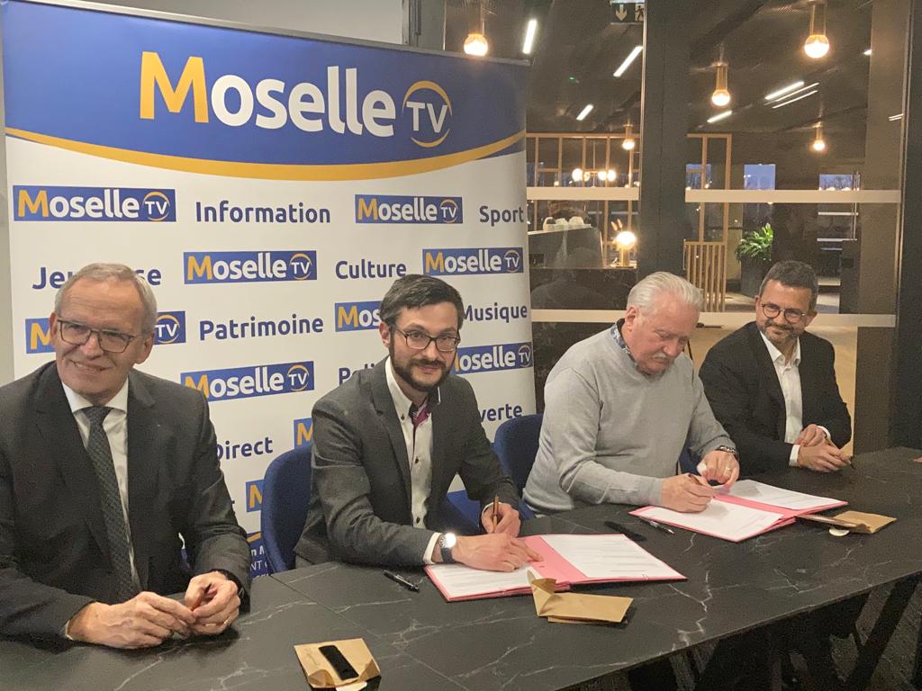 TacoPierre's tweet photo. C'est désormais officiel : avec le président Bernard Serin nous avons signé le bail liant le @FCMetz et @moselle_tv. Notre chaîne mosellane rejoindra le virage de la tribune sud du @NewStade à compter du mois de juillet.
@MoselleCD57 @PWeiten @JeromeBergerot https://t.co/DX4aFzPFxI