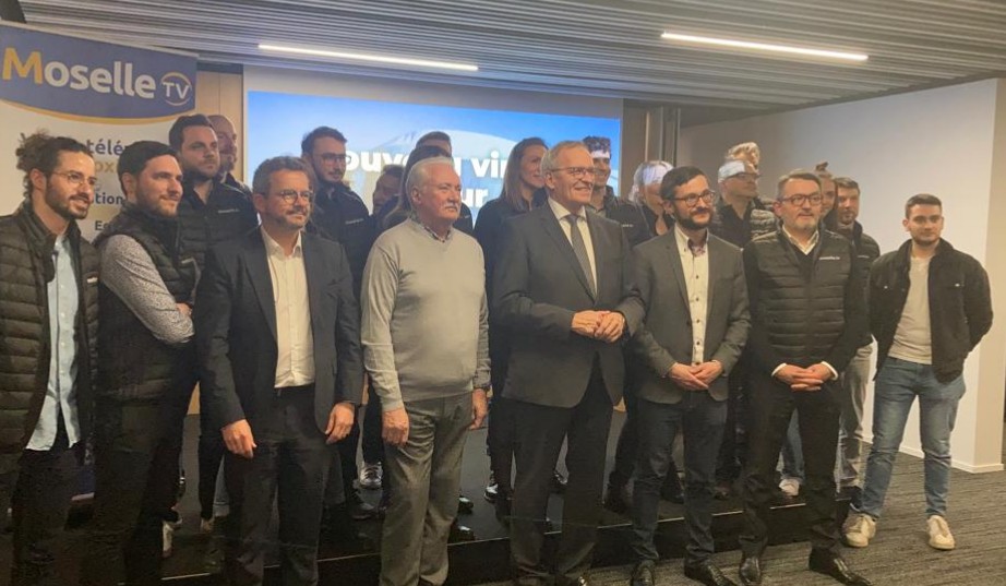 TacoPierre's tweet photo. C'est désormais officiel : avec le président Bernard Serin nous avons signé le bail liant le @FCMetz et @moselle_tv. Notre chaîne mosellane rejoindra le virage de la tribune sud du @NewStade à compter du mois de juillet.
@MoselleCD57 @PWeiten @JeromeBergerot https://t.co/DX4aFzPFxI
