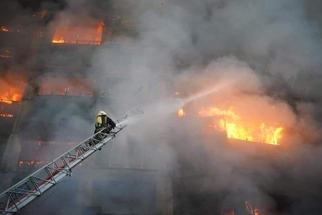NewVoiceUkraine's tweet photo. An alarming morning in the capital of Ukraine again. An explosion in Kyiv damaged the facade of a building and the office space of the Lukyanivska metro station. Russian terrorists again fired on residential areas in Kyiv's Podilskyi district and Osokorki.

Photos: ДСНС України https://t.co/MUflMCBMAT