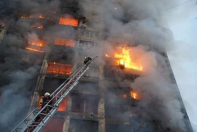 NewVoiceUkraine's tweet photo. An alarming morning in the capital of Ukraine again. An explosion in Kyiv damaged the facade of a building and the office space of the Lukyanivska metro station. Russian terrorists again fired on residential areas in Kyiv's Podilskyi district and Osokorki.

Photos: ДСНС України https://t.co/MUflMCBMAT