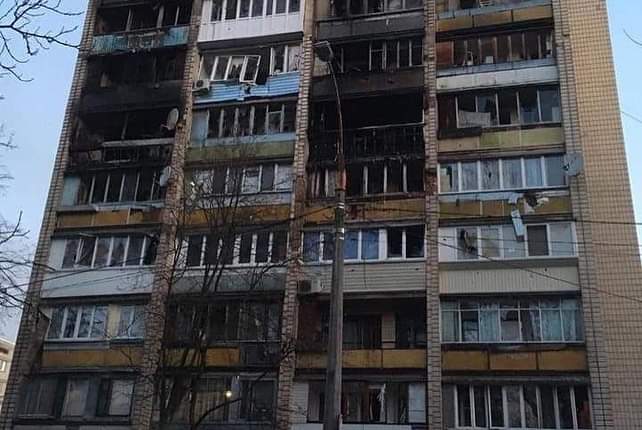 NewVoiceUkraine's tweet photo. An alarming morning in the capital of Ukraine again. An explosion in Kyiv damaged the facade of a building and the office space of the Lukyanivska metro station. Russian terrorists again fired on residential areas in Kyiv's Podilskyi district and Osokorki.

Photos: ДСНС України https://t.co/MUflMCBMAT