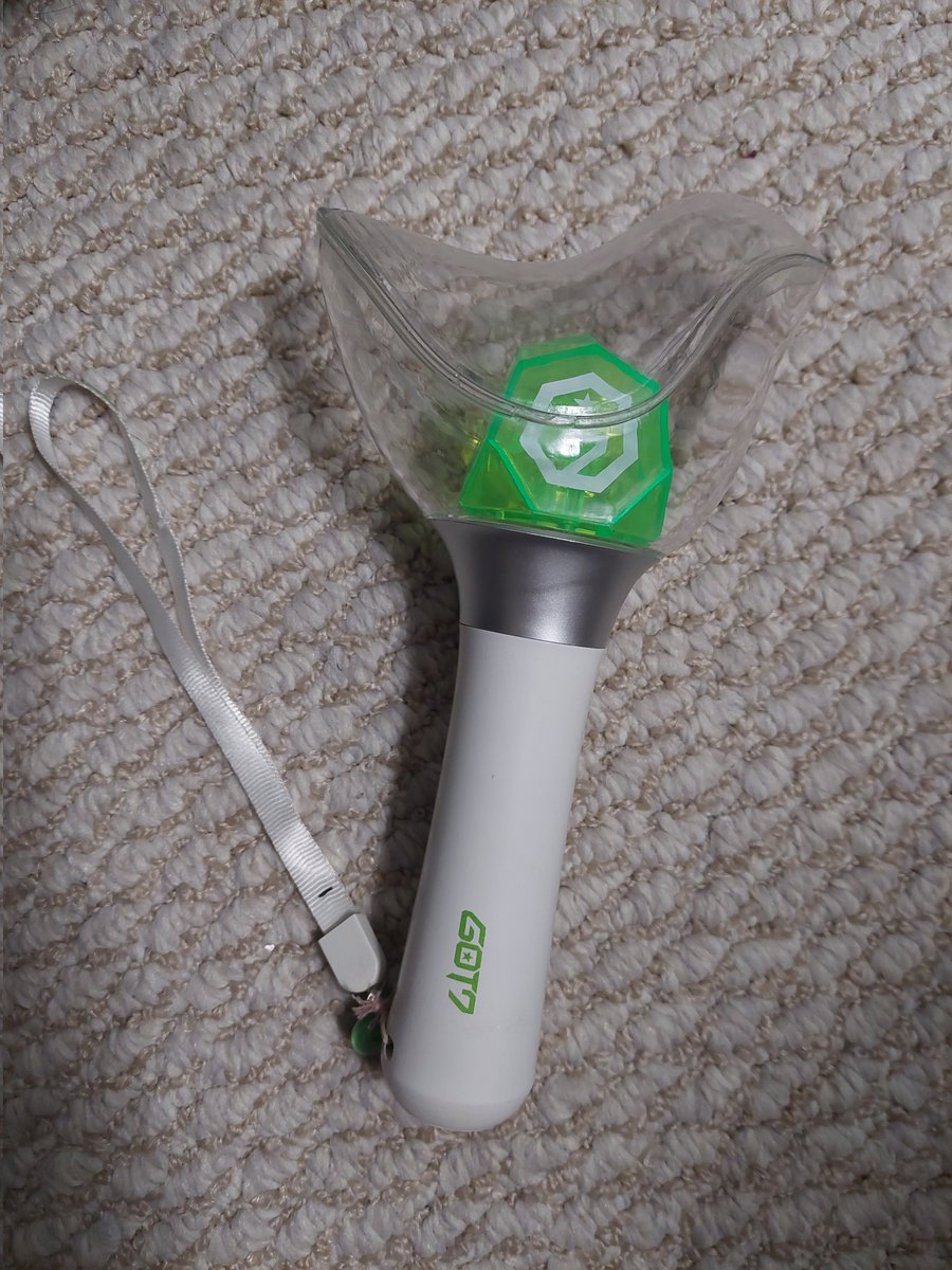raonielstash's tweet photo. WTS | LFB 🇨🇦
GOT7 lightstick unofficial ver.1- $9cad 
(condition: used- no box)

*shipping to be shouldered by buyer
 Rfs: decluttering/need funds
*mainly for display- can't guarantee excellent condition of blinking lights since its unofficial
#got7 #lightstick #kpop #ahgabong https://t.co/48yjAklEPa