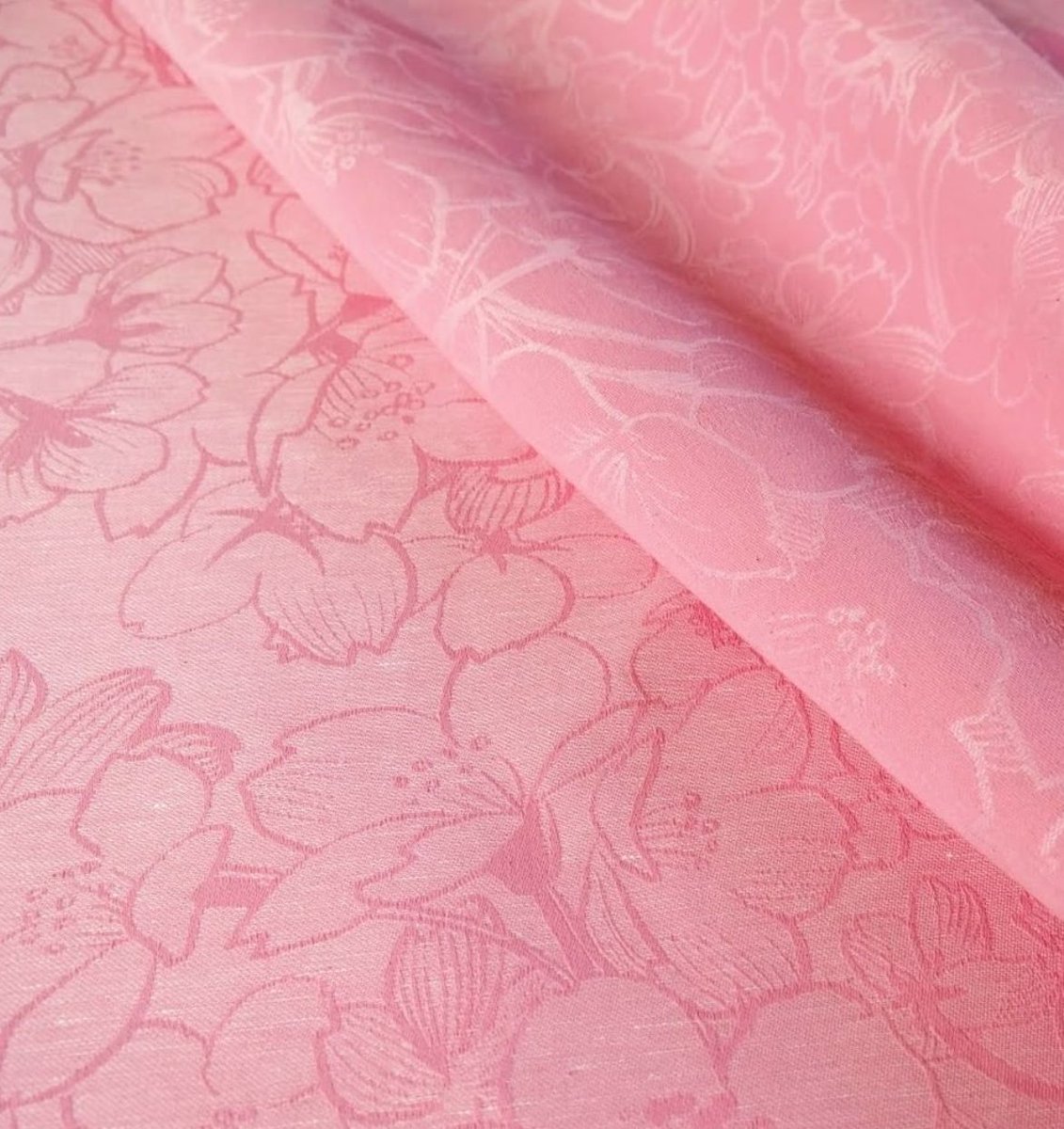 DIDYMOS_Baby's tweet photo. Our cherry blossom in a new look, created by designer Mick. From one edge to the other, the blossoms become more filigree, a small leaf border then finishes off the model. 

#Didysling #didymos #babywearing #ringsling #tragenistschön #Kirchsblüte #didylove #didyfan #tragemama https://t.co/iCL88xNnus