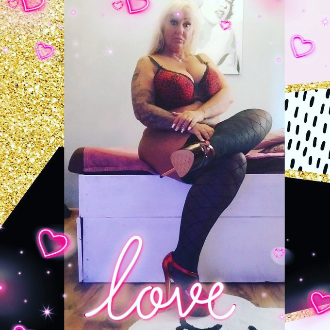 Ich kann auch brav aussehen oder ?😉 #legs #legslover #halterlose #sexy #highheels #curvy #bigbooty #dickisschick<a href="/tag/legs"class="tags">#legs</a><a href="/tag/legslover"class="tags">#legslover</a><a href="/tag/curvy"class="tags"><span>#curvy</span></a><a href="/tag/sexy"class="tags"><span>#sexy</span></a><a href="/tag/highheels"class="tags"><span>#highheels</span></a><a href="/tag/bigbooty"class="tags"><span>#bigbooty</span></a><a href="/tag/halterlose"class="tags"><span>#halterlose</span></a>